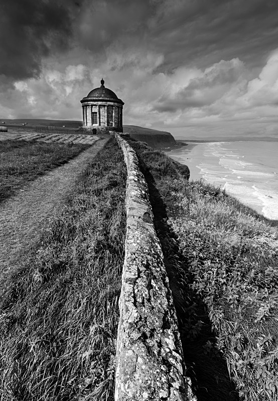 Cliff Hanger - Black & White
