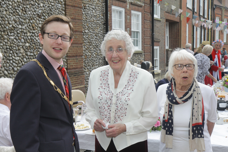 IMG_4298 - HM Queen Elizabeth 11 - Street Birthday Party Holt 2016