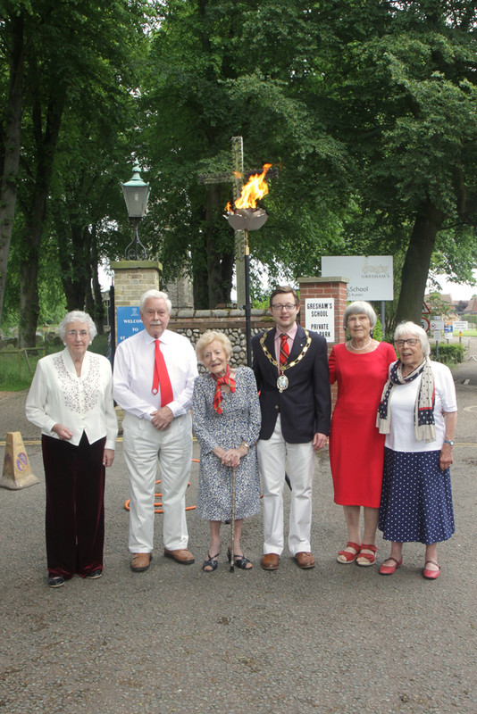 IMG_4306 - HM Queen Elizabeth 11 - Street Birthday Party Holt 2016