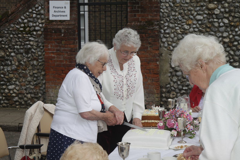 IMG_4293 - HM Queen Elizabeth 11 - Street Birthday Party Holt 2016