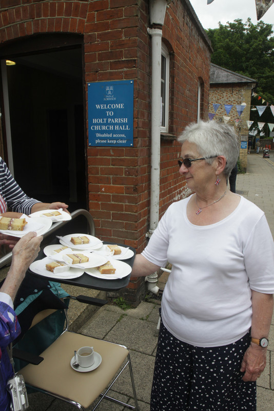 IMG_4320 - HM Queen Elizabeth 11 - Street Birthday Party Holt 2016