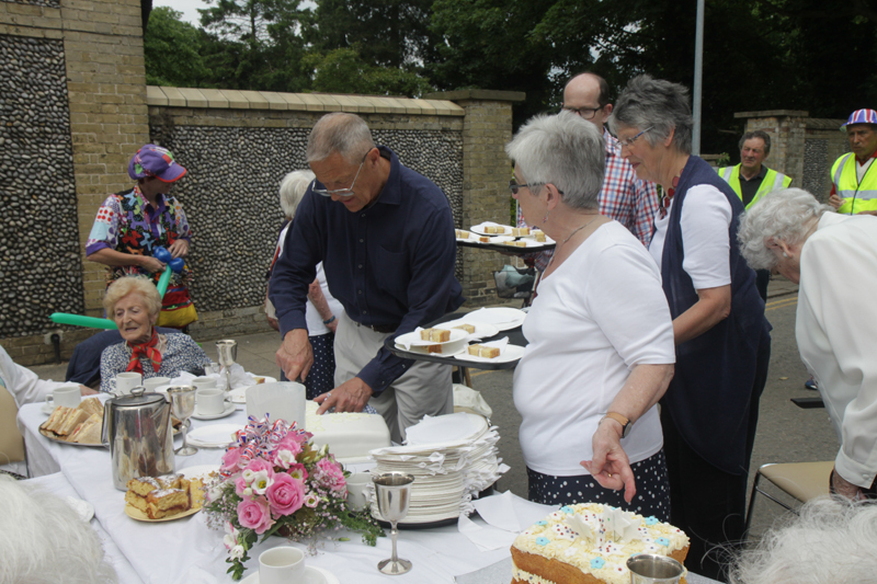 IMG_4308 - HM Queen Elizabeth 11 - Street Birthday Party Holt 2016