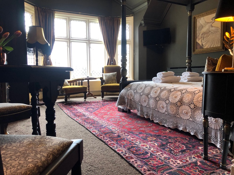  - SPACIOUS FOUR POSTER ROOM