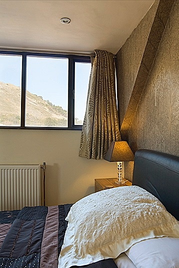  - STLYISH SUPERKING RETRO ROOM