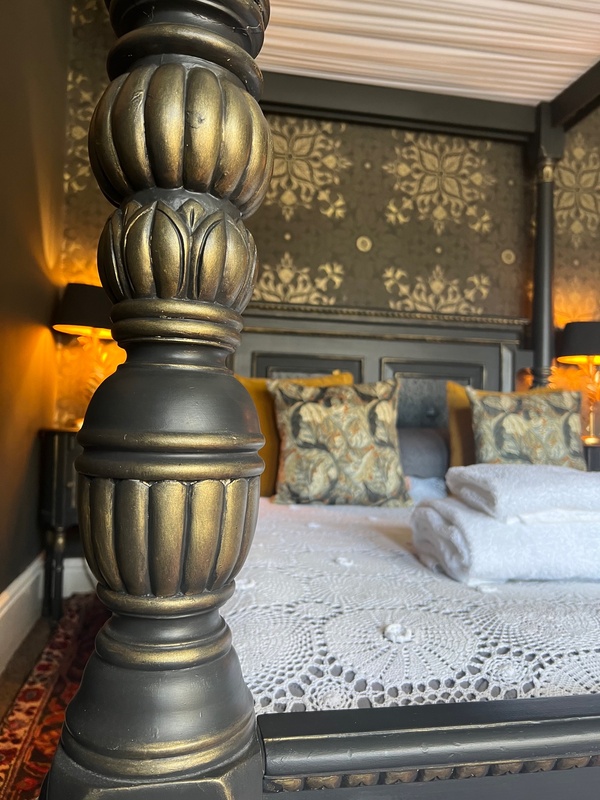  - SPACIOUS FOUR POSTER ROOM