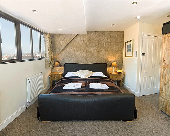  - STLYISH SUPERKING RETRO ROOM