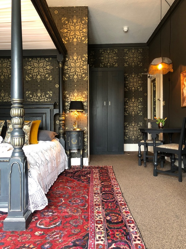  - SPACIOUS FOUR POSTER ROOM