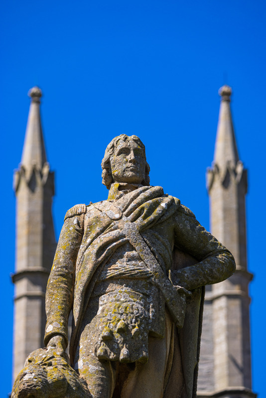 Thurso statue & church 1 - Caithness