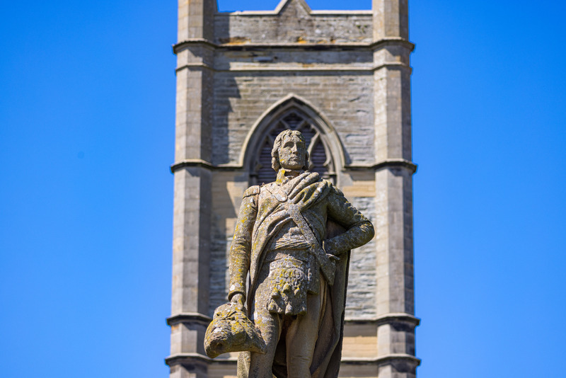 Thurso statue & church 1 - Caithness