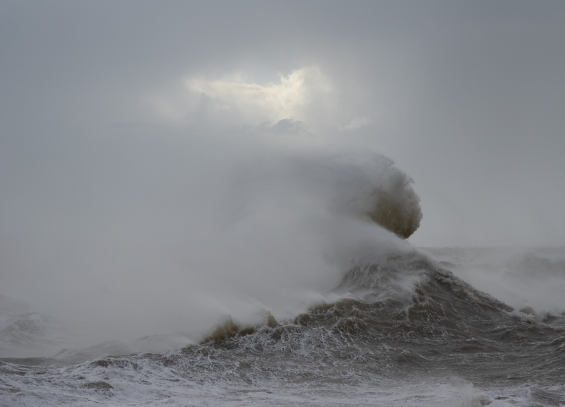 Waves and spindrift during Storm Imogen