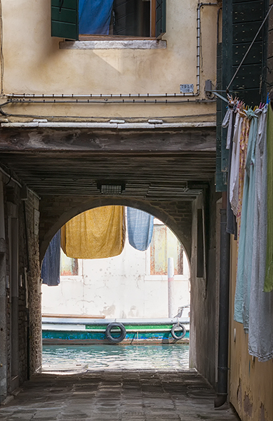 ARCH WITH LAUNDRY - VENICE - VENICE IN COLOUR
