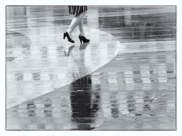 RAIN WALKER - NYC - NEW YORK IN BLACK AND WHITE