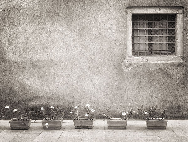 COURTYARD CA' POZZO - VENICE IN B&W