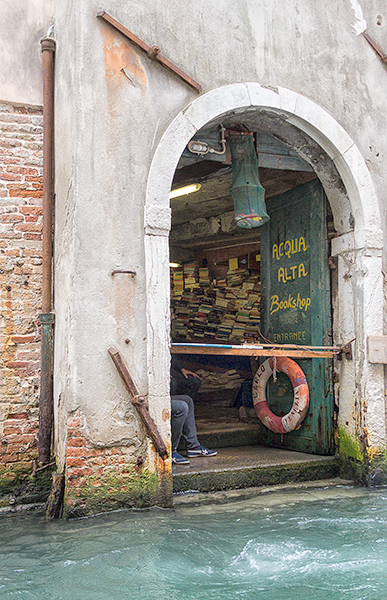 BOOKSHOP - VENICE - VENICE IN COLOUR