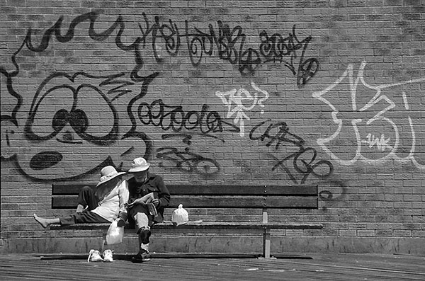 COUPLE - CONEY ISLAND - NEW YORK IN BLACK AND WHITE