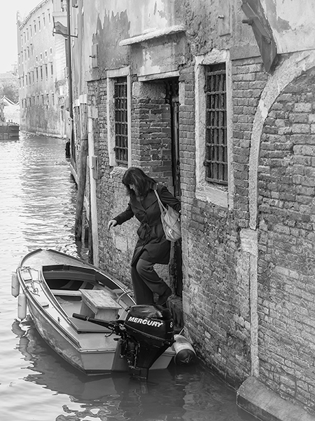 COMMUTER - VENICE - VENICE IN B&W
