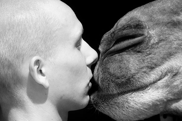 THE KISS - B&W - IN THE CITY