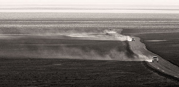 CARS & DUST - DEATH VALLEY NP - THE BADWATER ROAD