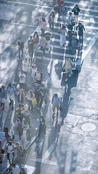 CROSSING THRONG - NYC - NEW YORK IN COLOUR