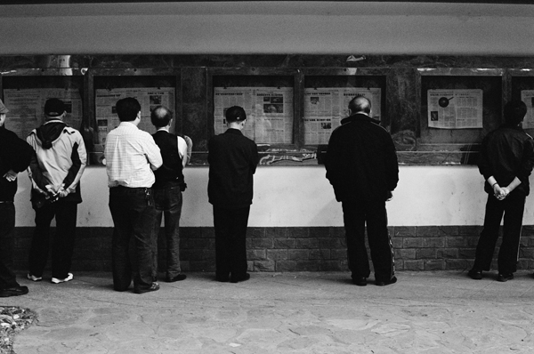 Reading the news (Changfeng Park) - Asia
