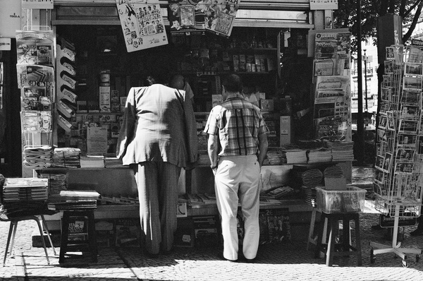 Newstand (Lisbon) - People