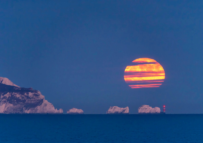 Moon rise over the Needles - D75_0586 - Local Scenes