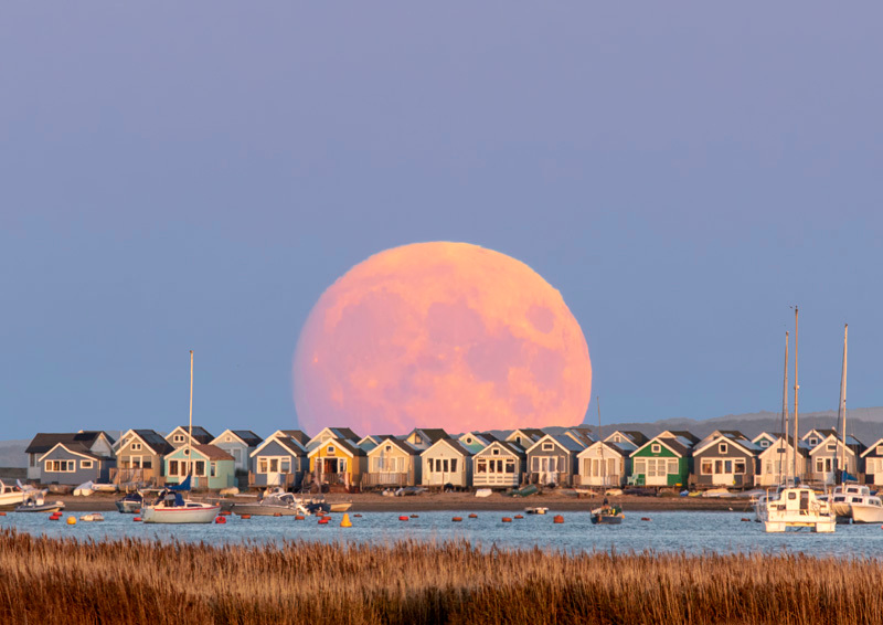 Moonrise over the beack huts - D75_2906 - Local Scenes