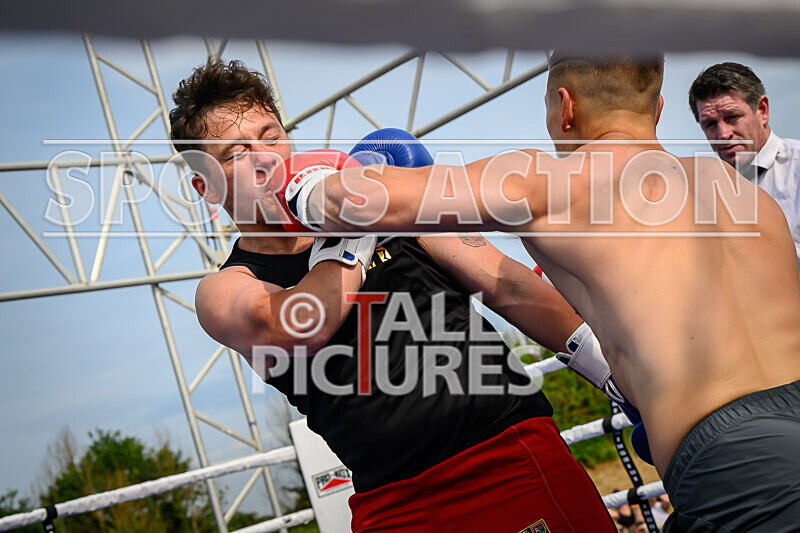BOUT 4 - Sam Kamikazae Kissack v Charlie White-41 - BOUT 4 - Sam 'Kamikazae' Kissack v Charlie White