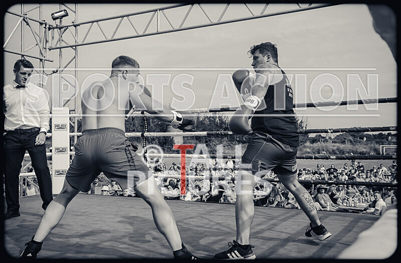 BOUT 4 - Sam Kamikazae Kissack v Charlie White-23 - BOUT 4 - Sam 'Kamikazae' Kissack v Charlie White