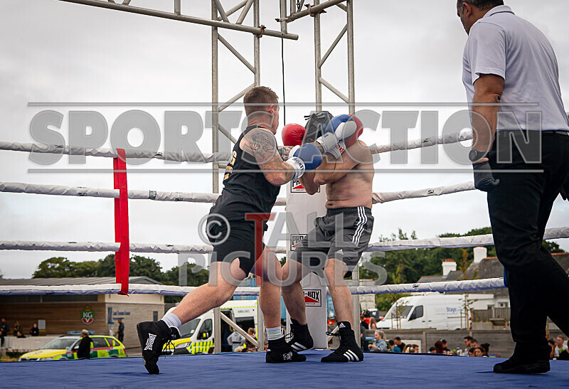 BOUT 11- Roland the Doc Archer v Chris the Trigger ONeil-21 - BOUT 11- Roland 'the Doc' Archer v Chris 'the Trigger' O'Neil