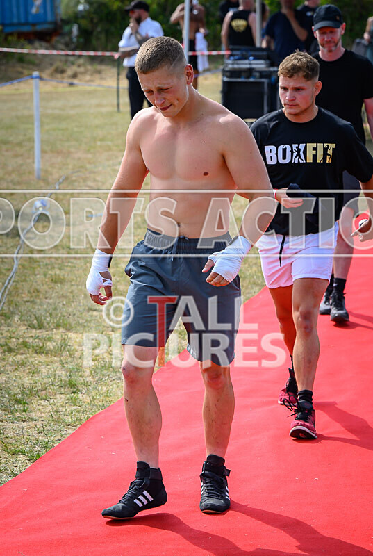 BOUT 4 - Sam Kamikazae Kissack v Charlie White-3 - BOUT 4 - Sam 'Kamikazae' Kissack v Charlie White