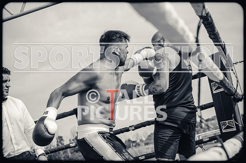 BOUT 5 - Martin the Swinger Budge v Wayne the Renegade Ogier-30 - BOUT 5 - Martin 'the Swinger' Budge v Wayne 'the Renegade' Ogier