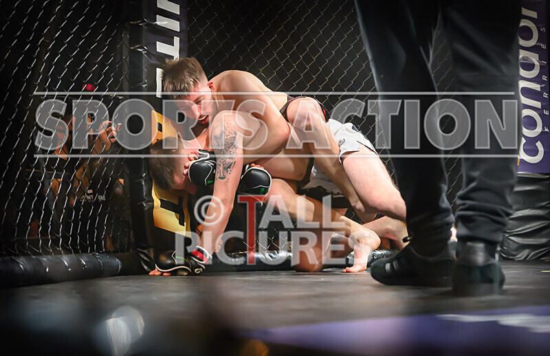 BOUT- 11 - James Jeune v Matt Iwon-13 - BOUT 11 - James Jeune v Matt Iwon