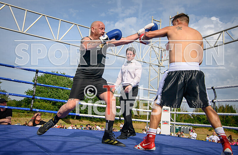 BOUT 5 - Martin the Swinger Budge v Wayne the Renegade Ogier-35 - BOUT 5 - Martin 'the Swinger' Budge v Wayne 'the Renegade' Ogier