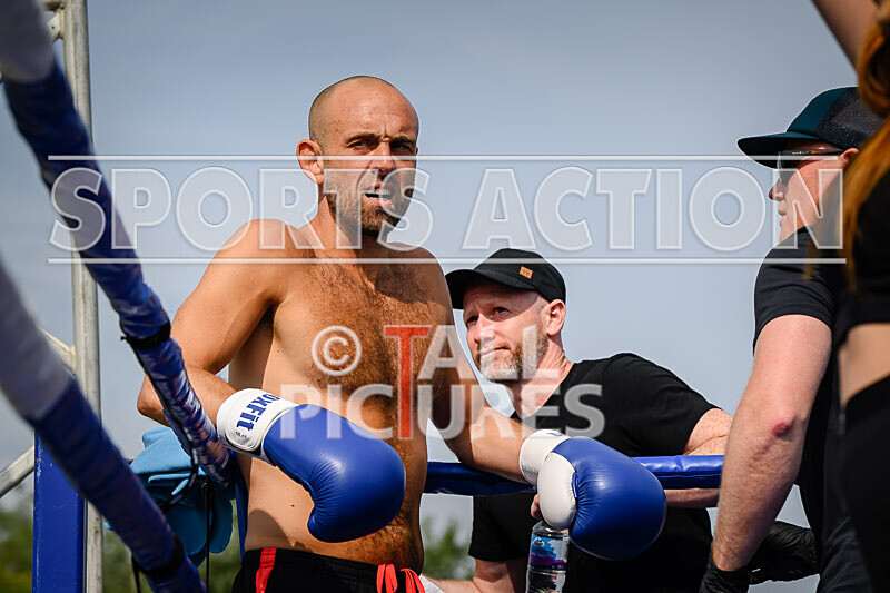 BOUT 3 - Dangerous Dan Cavanagh v Tim Scrappy Doo Rogers-24 - BOUT 3 - 'Dangerous' Dan Cavanagh v Tim 'Scrappy Doo' Rogers
