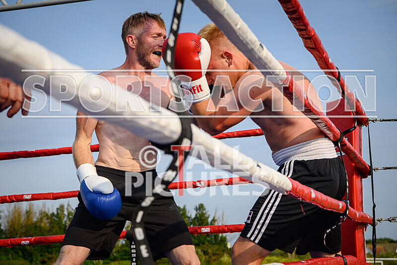 BOUT 8 - Mark Butterwork v Marvelous Modris Kononovs-5 - BOUT 8 - Mark Butterwork v 'Marvelous' Modris Kononovs
