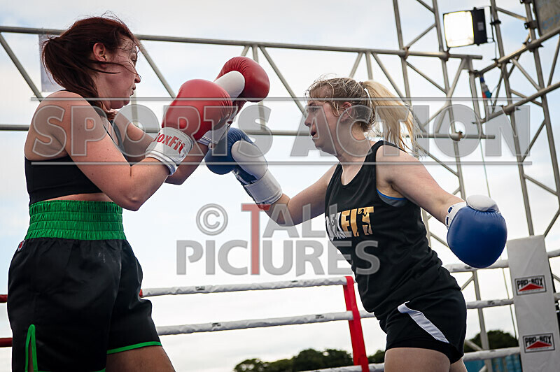 BOUT 9- Lauren Thunder Damage Hallett v Dee the Machine Marsden-15 - BOUT 9- Lauren 'Thunder Damage' Hallett v Dee 'the Machine' Marsden