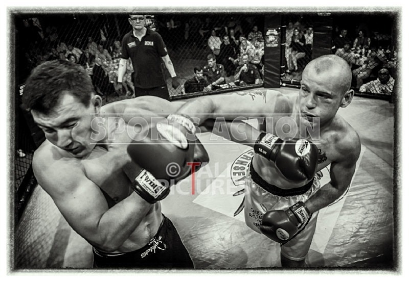 Cage Fighting_BW-11 - ART POSTERS