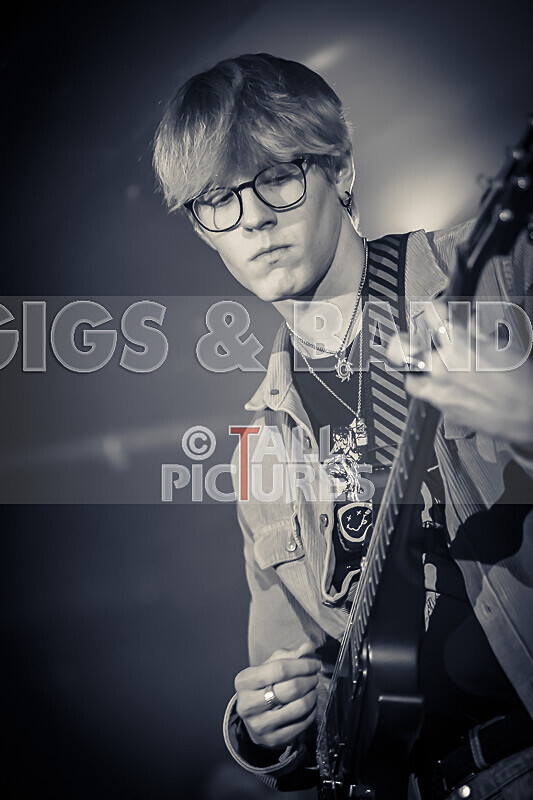 Bonnie and the Others-18 - BONNIE AND THE OTHERS