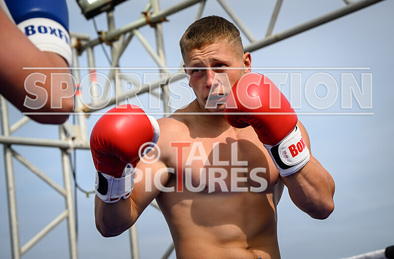 BOUT 4 - Sam Kamikazae Kissack v Charlie White-12 - BOUT 4 - Sam 'Kamikazae' Kissack v Charlie White