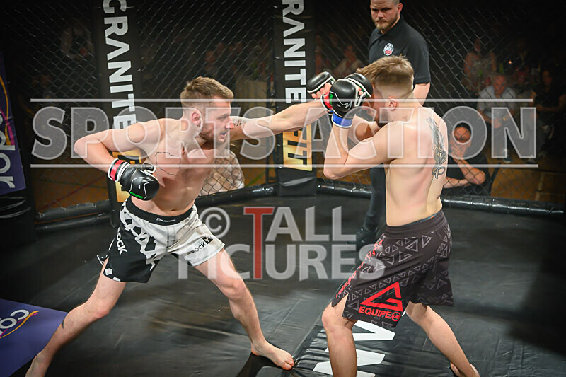 BOUT- 11 - James Jeune v Matt Iwon-23 - BOUT 11 - James Jeune v Matt Iwon