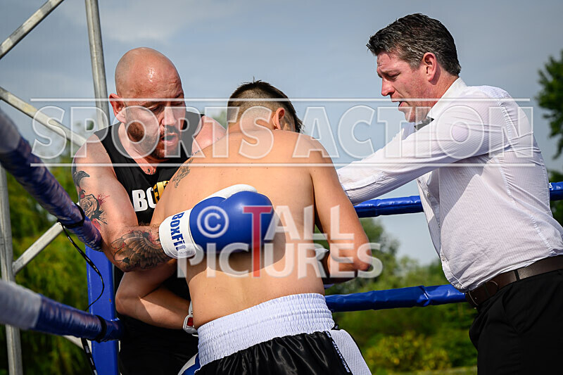 BOUT 5 - Martin the Swinger Budge v Wayne the Renegade Ogier-12 - BOUT 5 - Martin 'the Swinger' Budge v Wayne 'the Renegade' Ogier
