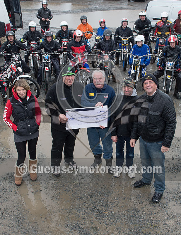GMCCC_RNLI Cheque-1 - PODIUMS PRESENTATIONS EVENTS - 2015