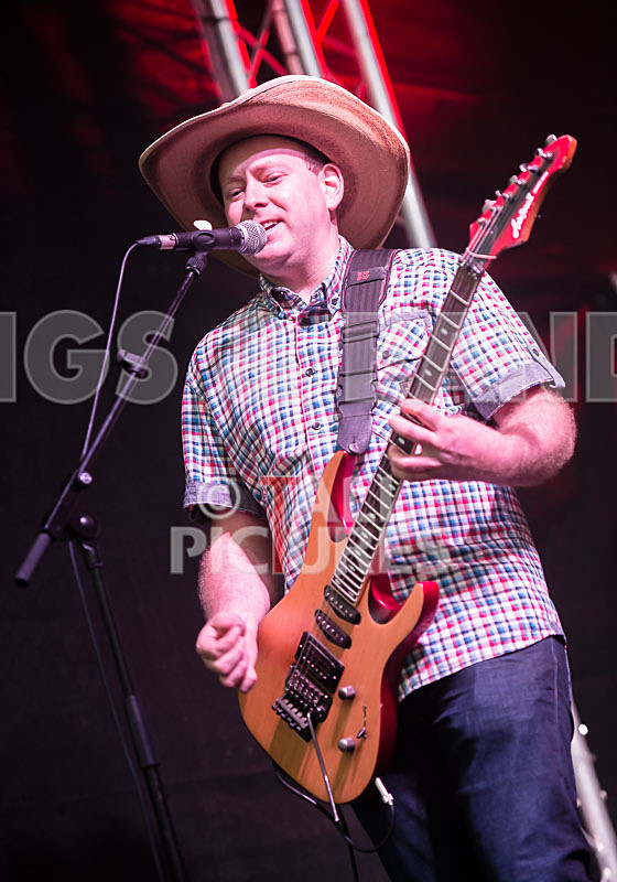 J-C  The Looney Tunes Band-3 - J-C & THE LOONEY TUNES BAND