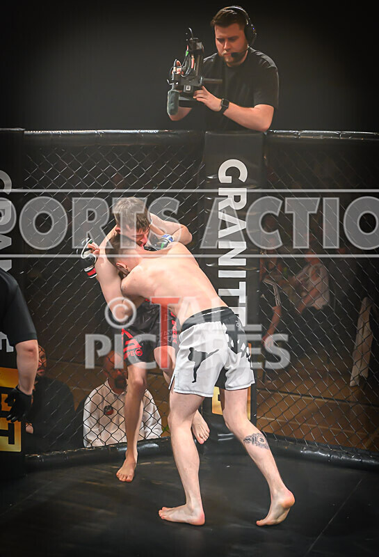 BOUT- 11 - James Jeune v Matt Iwon-19 - BOUT 11 - James Jeune v Matt Iwon