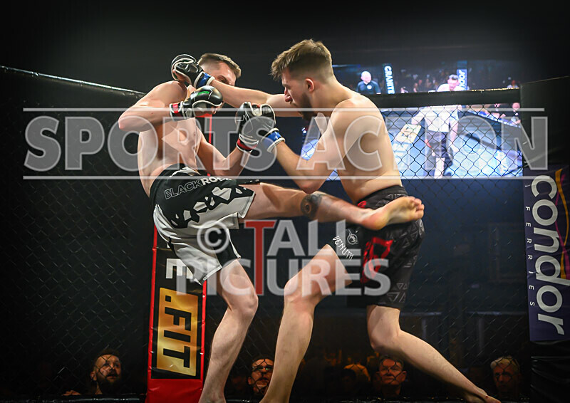 BOUT- 11 - James Jeune v Matt Iwon-43 - BOUT 11 - James Jeune v Matt Iwon