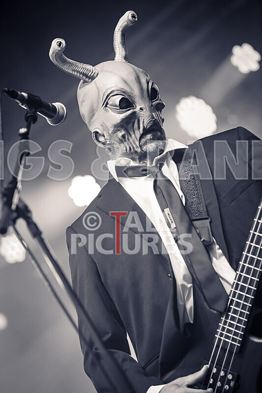 The Bensons-23 - THE BENSONS