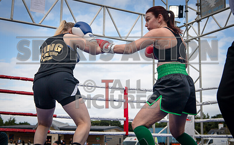 BOUT 9- Lauren Thunder Damage Hallett v Dee the Machine Marsden-7 - BOUT 9- Lauren 'Thunder Damage' Hallett v Dee 'the Machine' Marsden