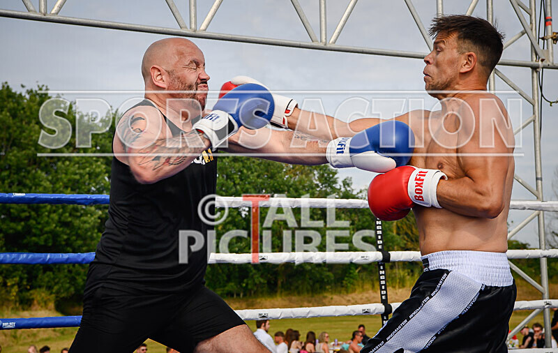 BOUT 5 - Martin the Swinger Budge v Wayne the Renegade Ogier-8 - BOUT 5 - Martin 'the Swinger' Budge v Wayne 'the Renegade' Ogier