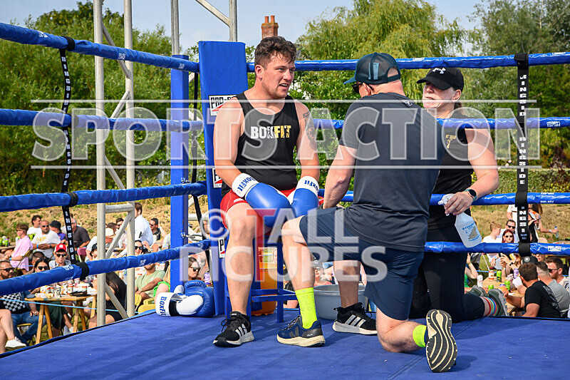 BOUT 4 - Sam Kamikazae Kissack v Charlie White-28 - BOUT 4 - Sam 'Kamikazae' Kissack v Charlie White